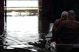 Nhiều chùa ở H.Thanh Liêm, tỉnh Hà Nam bị ngập nặng do bão số 3, gây cản trở trong sinh hoạt tu tập