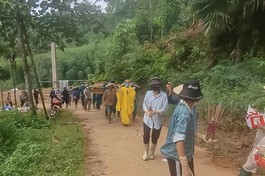 Thượng tọa Thích Vĩnh Phúc thực hiện các nghi thức di quan ở Làng Nủ