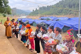 Đại đức Thích Quảng Tráng, Chánh Thư ký Ban Trị sự tỉnh trao quà đến những gia đình bị ảnh hưởng nặng nề