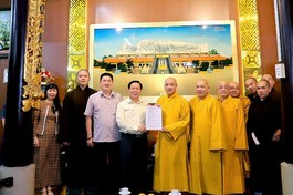 Ông Trần Đức Thịnh trao văn bản chấp thuận của UBND về việc thành lập tổ chức tôn giáo trực thuộc - Ban Quản trị tổ đình Hội Khánh