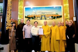 Ông Trần Đức Thịnh trao văn bản chấp thuận của UBND về việc thành lập tổ chức tôn giáo trực thuộc - Ban Quản trị tổ đình Hội Khánh