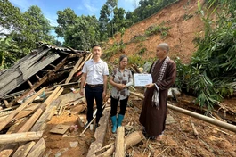  Đại đức Thích Thánh Trí hỗ trợ gia đình anh Phan Văn Đường 20 triệu đồng, góp sức xây dựng lại căn nhà