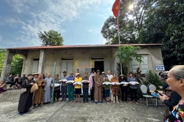 Đại đức Thích Minh Phước cùng chư Tăng Ni trao quà hỗ trợ bà con