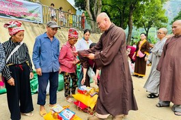  Thượng tọa Thích Tĩnh Triệt hỗ trợ bà con ở xã A Mú Sung và xã A Lù, H.Bát Xát, tỉnh Lào Cai