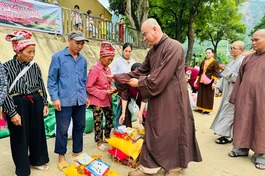  Thượng tọa Thích Tĩnh Triệt hỗ trợ bà con ở xã A Mú Sung và xã A Lù, H.Bát Xát, tỉnh Lào Cai