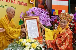 Trưởng lão Hòa thượng Thích Thanh Dục trao quyết định bổ nhiệm đến Hòa thượng Thích Quảng Tùng