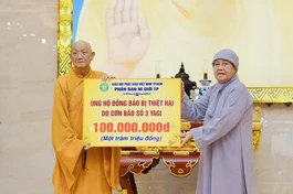 Ni trưởng Thích nữ Từ Nhẫn, vị giáo phẩm đứng đầu Phân ban Ni giới GHPGVN TP.HCM rất tích cực trong hoạt động an sinh xã hội