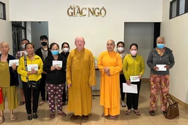 Đại diện Ban Từ thiện xã hội Báo Giác Ngộ trao tiền ủng hộ của bạn đọc hỗ trợ các bệnh nhân bị bệnh hiểm nghèo - Ảnh: BTTXH BGN