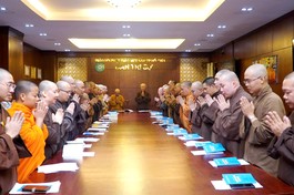 Chư tôn đức niệm Phật cầu gia hộ trước buổi họp