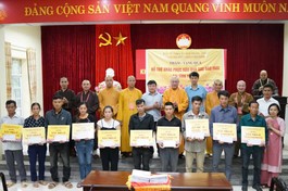 Ban Từ thiện xã hội T.Ư do Hòa thượng Thích Quảng Tùng làm trưởng đoàn trao quà đến người dân vùng bão lũ