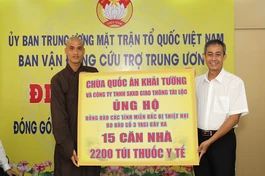 Chùa Quốc Ân Khải Tường ủng hộ xây dựng 15 căn nhà tình thương và 2.200 túi thuốc 