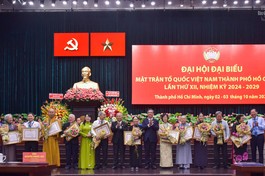 Lãnh đạo Ủy ban Nhân dân TP.HCM tặng Bằng khen đến các cá nhân tích cực đóng góp xây dựng TP.HCM