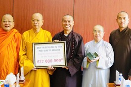 Thường trực Ban Trị sự Phật giáo TP.Biên Hòa trao đến Ban Trị sự GHPGVN tỉnh Đồng Nai số tiền 617 triệu đồng