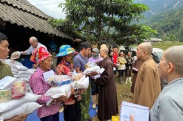 Đoàn chùa Tân Long, tỉnh Bình Định trao quà đến đồng bào tỉnh Lào Cai