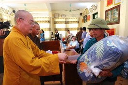 Trưởng lão Hòa thượng Thích Thanh Nhiễu trao quà đến những gia đình bị ảnh hưởng bão lũ