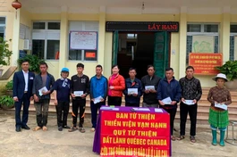 Ban Từ thiện thiền viện Vạn Hạnh trao quà đến đồng bào vùng bão lũ tỉnh Lào Cai