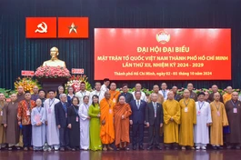 Đại biểu thành phần tôn giáo chụp ảnh lưu niệm tại Đại hội đại biểu MTTQVN TP.HCM lần thứ XII, nhiệm kỳ 2024-2029 - Ảnh: Quảng Đạo