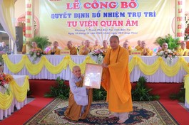 Thượng tọa Thích Trí Thọ trao quyết định bổ nhiệm trụ trì đến Sư cô Thích nữ Như Nhi.