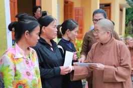 Ni trưởng Thích nữ Nhật Khương trao quà đến bà con bị ảnh hưởng bởi bão lũ tại H.Lục Yên