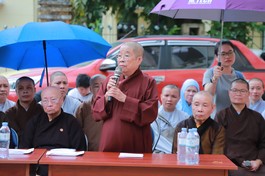 Ni trưởng Thích nữ Nhật Khương phát biểu chia sẻ với bà con xã Cần Nông (tỉnh Cao Bằng)