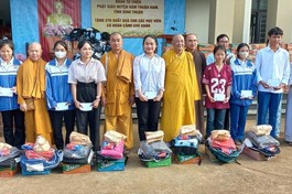 Đoàn trao quà đến các học sinh đang theo học tại Trung tâm Giáo dục thường xuyên H.Hướng Hóa, Quảng Trị