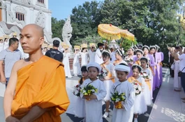 Phật tử nhiễu y 3 vòng quanh chánh điện chùa Bửu Long