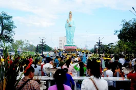 Phật tử các nơi về đảnh lễ Đức Quán Thế Âm tại Quán Âm Phật Đài - Bạc Liêu