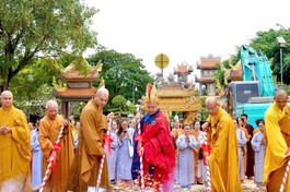 Chư tôn đức thực hiện nghi thức động thổ khởi công