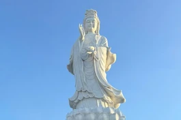 Tôn tưởng Bồ-tát Quán Thế Âm cao 5,5 mét được tôn tạo bằng đá nguyên khối