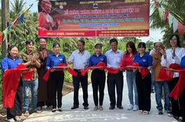Cắt băng khánh thành đường bê-tông nông thôn tại ấp Rạch Rô 2, xã Nhị Long