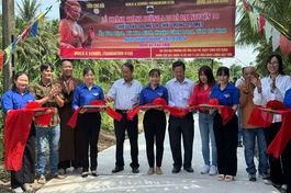 Cắt băng khánh thành đường bê-tông nông thôn tại ấp Rạch Rô 2, xã Nhị Long