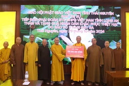 Ban Trị sự GHPGVN tỉnh Long An trao hỗ trợ đến Thượng tọa Thích Nguyên Thành để chia sẻ đến bà con vùng bão lũ tỉnh Thái Nguyên