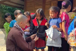 Tặng áo ấm cho học sinh vùng cao trong chương trình Áo ấm vùng Tây Bắc