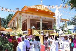 Phật tử nhiễu y quanh chánh điện điểm sinh hoạt tập trung Tịnh Giác