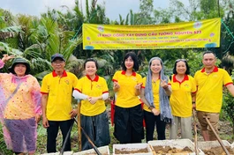 Đại diện chùa Tường Nguyên khởi công xây dựng cây cầu Tường Nguyên 523 tại xã Ngọc Tố, H.Mỹ Xuyên, tỉnh Sóc Trăng