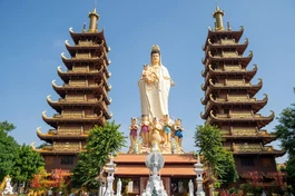 Tôn tượng Quan Thế Âm và hai bảo tháp trong khuôn viên chùa Thiện Quang