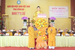 Hòa thượng Thích Huệ Thông tặng hoa chúc mừng của Hội đồng Trị sự đến Thượng tọa Thích Huệ Khai