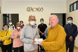  Hòa thượng Thích Duy Trấn trao tiền hỗ trợ của bạn đọc ủng hộ bệnh nhân có hoàn cảnh khó khăn - Ảnh: BTTXHBGN