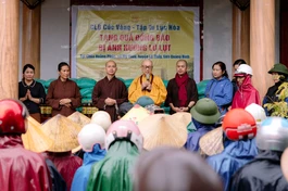  Hòa thượng Thích Tánh Nhiếp thăm hỏi và động viên bà con xã Mỹ Thủy sớm vượt qua khó khăn