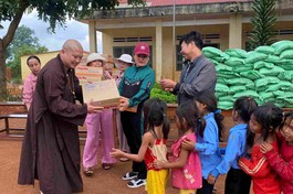 Trao quà cho học sinh tiểu học xã Kông HTok