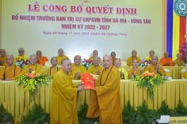 Trưởng lão Hòa thượng Thích Thiện Pháp trao quyết định bổ nhiệm Trưởng ban Trị sự kiêm Trưởng ban Tăng sự GHPGVN tỉnh Bà Rịa-Vũng Tàu đến Thượng tọa Thích Thanh Phong
