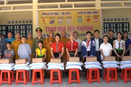 Đoàn trao đến bà con vùng bão tại xã Tam Quang, H.Tương Dương
