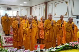 Chư giới sư Đại giới đàn Nguyệt Trí đảnh lễ Tam bảo trước lúc đăng đàn truyền giới cho giới tử