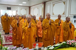 Chư giới sư Đại giới đàn Nguyệt Trí đảnh lễ Tam bảo trước lúc đăng đàn truyền giới cho giới tử