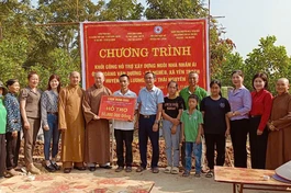 Đại đức Thích Đồng Quảng trao bảng hỗ trợ xây dựng nhà tình thương đến gia đình anh Hoàng Văn Dương, xã Yên Trạch