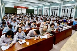 600 Phật tử các quận huyện về thiền viện Quảng Đức - Q.3 thi thử - Ảnh: L.Huy