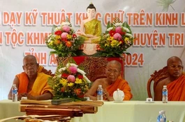 Chư tôn giáo phẩm chứng minh Lễ khai giảng khóa truyền dạy kỹ năng khắc chữ trên lá buông