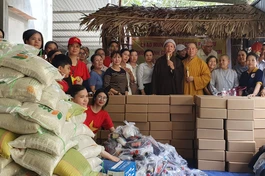 Đoàn từ thiện chùa Minh Giác trao quà đến bà con H.Chơn Thành, tỉnh Bình Phước