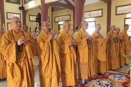 Chư tôn đức dâng hương tại Lễ tưởng niệm 716 năm Đức Phật hoàng Trần Nhân Tông nhập Niết-bàn