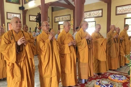 Chư tôn đức dâng hương tại Lễ tưởng niệm 716 năm Đức Phật hoàng Trần Nhân Tông nhập Niết-bàn